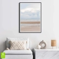plakat-czarna-ramka-wnetrze-pejzaz-plazy-z-morzem-piaskiem-i-chmurami-II-minimalistyczny- krajobraz-do-salonu-lub-sypialni.webp
