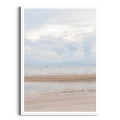 plakat-biała-ramka-przod-pejzaz-plazy-z-morzem-piaskiem-i-chmurami-II-minimalistyczny- krajobraz-do-salonu-lub-sypialni.webp
