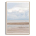 plakat-drewniana-ramka-przod-pejzaz-plazy-z-morzem-piaskiem-i-chmurami-II-minimalistyczny- krajobraz-do-salonu-lub-sypialni.webp