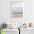 plakat-drewniana-ramka-wnetrze-pejzaz-plazy-z-morzem-piaskiem-i-chmurami-II-minimalistyczny- krajobraz-do-salonu-lub-sypialni.webp