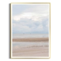 plakat-złota-ramka-przod-pejzaz-plazy-z-morzem-piaskiem-i-chmurami-II-minimalistyczny- krajobraz-do-salonu-lub-sypialni.webp