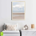 plakat-złota-ramka-wnetrze-pejzaz-plazy-z-morzem-piaskiem-i-chmurami-II-minimalistyczny- krajobraz-do-salonu-lub-sypialni.webp