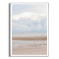 plakat-srebrna-ramka-przod-pejzaz-plazy-z-morzem-piaskiem-i-chmurami-II-minimalistyczny- krajobraz-do-salonu-lub-sypialni.webp