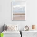 plakat-srebrna-ramka-wnetrze-pejzaz-plazy-z-morzem-piaskiem-i-chmurami-II-minimalistyczny- krajobraz-do-salonu-lub-sypialni.webp