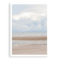 plakat-bez-ramki-przod-pejzaz-plazy-z-morzem-piaskiem-i-chmurami-II-minimalistyczny- krajobraz-do-salonu-lub-sypialni.webp