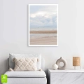 plakat-bez-ramki-wnetrze-pejzaz-plazy-z-morzem-piaskiem-i-chmurami-II-minimalistyczny- krajobraz-do-salonu-lub-sypialni.webp