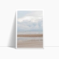 plakat-bez-ramki-bok-pejzaz-plazy-z-morzem-piaskiem-i-chmurami-II-minimalistyczny- krajobraz-do-salonu-lub-sypialni.webp