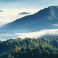 plakat-fragment-szczyty-gorskie-w-chmurach.webp
