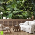 Fototapeta na ścianę w stylu boho przedstawiająca gęstą dżunglę, w aranżacji salonu z drewnianymi meblami i białą kanapą