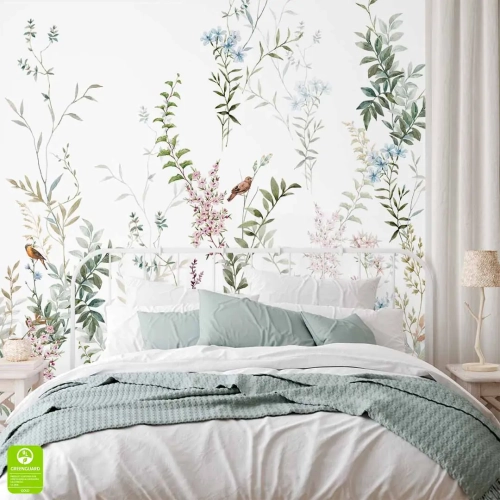 Romantyczna fototapeta na wymiar w delikatne kwiaty i ptaki, umieszczona na ścianie w sypialni za białym metalowym łóżkiem