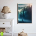 plakat-drewniana-ramka-wnetrze-mglisty-las-w-gorach.webp