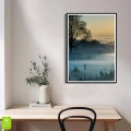 plakat-czarna-ramka-wnetrze-wschod-slonca-nad-lasem-we-mgle-I.webp