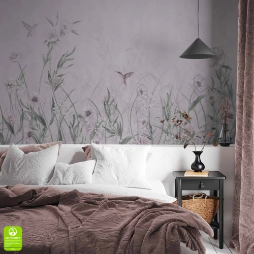 Delikatna fototapeta na wymiar z motywem łąki i kolibrów, umieszczona na ścianie za łóżkiem w przytulnej sypialni