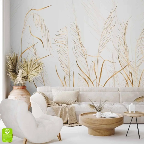 Nowoczesna fototapeta ścienna ze złotymi trawami, tworząca ścianę akcentową w jasnym salonie w stylu boho