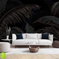 Kontrastowa aranżacja salonu z czarną fototapetą na wymiar w złote liście, stanowiącą tło dla białej, nowoczesnej sofy
