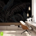 Aranżacja nowoczesnego biura z tapetą ścienną na wymiar; czarna ściana w złote liście palmy za biurkiem