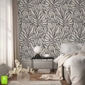 Czarno-beżowa tapeta ścienna na wymiar z motywem kwiatów, tworząca ścianę akcentową w przytulnej sypialni