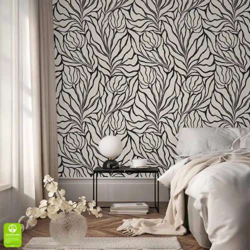Czarno-beżowa tapeta ścienna na wymiar z motywem kwiatów, tworząca ścianę akcentową w przytulnej sypialni
