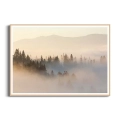 plakat-drewniana-ramka-przod-zamglony-las-i-gory.webp