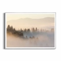 plakat-srebrna-ramka-przod-zamglony-las-i-gory.webp