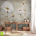 Domowe biuro w stylu boho z drewnianym biurkiem i rattanowym fotelem. Ścianę zdobi artystyczna fototapeta na wymiar, przedstawiająca ręcznie malowane białe kwiaty na surowym, szarym tle przypominającym beton