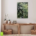 obraz-na-plotnie-tropikalne-liscie-wnetrze-pion.webp