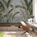 Domowe biuro z eleganckim biurkiem na tle ściany ozdobionej fototapetą z motywem egzotycznych liści i kwiatów rajskiego ptaka