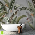 Nowoczesna łazienka z wolnostojącą wanną i fototapetą w malowane kwiaty strelicji oraz duże, zielone liście bananowca na szarej ścianie