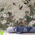 Aranżacja wnętrza z szarą otomaną na tle ściany z fototapetą z bogatym, botanicznym wzorem dżungli z kolorowymi, egzotycznymi ptakami