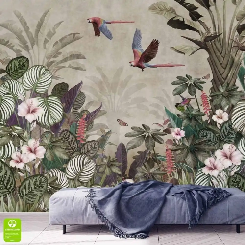 Aranżacja wnętrza z szarą otomaną na tle ściany z fototapetą z bogatym, botanicznym wzorem dżungli z kolorowymi, egzotycznymi ptakami