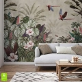 Nowoczesny salon z szarą kanapą, na ścianie fototapeta w stylu vintage przedstawiająca egzotyczną dżunglę z latającymi papugami ara i tropikalnymi roślinami