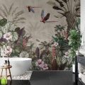 Luksusowa łazienka z wolnostojącą wanną i fototapetą z motywem tropikalnego lasu, kolorowymi papugami, kolibrem i egzotycznymi kwiatami hibiskusa