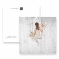 obraz-na-szkle-dziewczyna-z-kwiatami-na-hustawce-kwadrat-tyl.webp