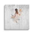 obraz-szklo-dziewczyna-z-kwiatami-na-hustawce-kwadrat.webp