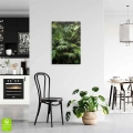 obraz-na-szkle-akrylowym-gesta-dzungla-zielone-liscie-palmy-3D-wnetrze-pion.webp