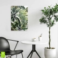 obraz-na-szkle-akrylowym-tropikalne-liscie-na-bialym-tle-wnetrze-pion.webp