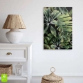 obraz-na-szkle-akrylowym-tropikalne-liscie-wnetrze-pion.webp