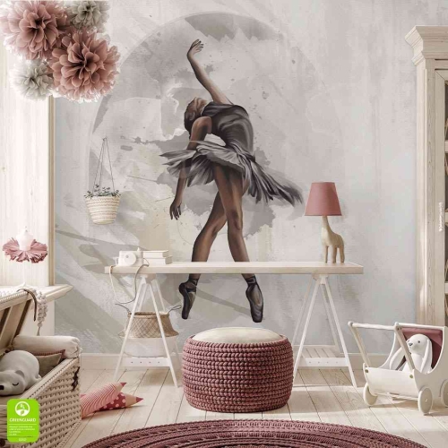 artystyczna fototapeta na ścianie za biurkiem przedstawiająca tańczącą balerinę