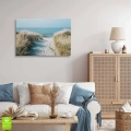 obraz-na-szkle-akrylowym-malowniczy-widok-morza-sciezka-przez-wydmy-na-plazy-wnetrze.webp