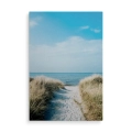 obraz-na-szkle-akrylowym-malowniczy-widok-morza-sciezka-przez-wydmy-na-plazy-przod-pion.webp