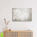 obraz-na-szkle-akrylowym-z-bialymi-kwiatami-na-teksturowym-szarobezowym-wnetrze.webp