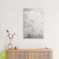 obraz-na-szkle-akrylowym-z-bialymi-kwiatami-na-teksturowym-szarobezowym-wnetrze-pion.webp