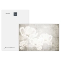 obraz-na-szkle-akrylowym-z-bialymi-kwiatami-na-teksturowym-szarobezowym-tyl.webp