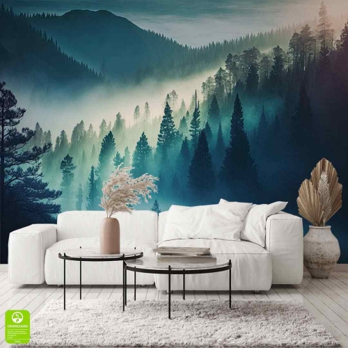 fototapeta z motywem górskiego lasu we mgle na ścianie w salonie