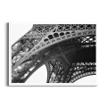 plakat-biala-ramka-wieza-eiffla-w-pochmurny-dzien.webp