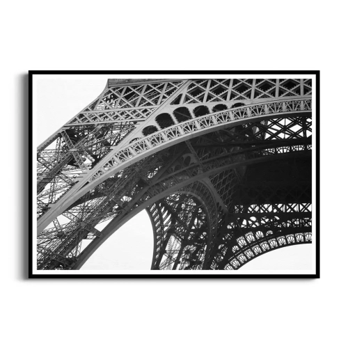 plakat-czarna-ramka-wieza-eiffla-w-pochmurny-dzien.webp