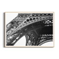 plakat-drewniana-ramka-wieza-eiffla-w-pochmurny-dzien.webp