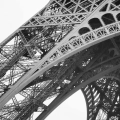 plakat-fragment-wieza-eiffla-w-pochmurny-dzien.webp