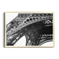 plakat-zlota-ramka-wieza-eiffla-w-pochmurny-dzien.webp