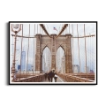 plakat-czarna-ramka-spacer-po-moscie-brooklyn-bridge.webp